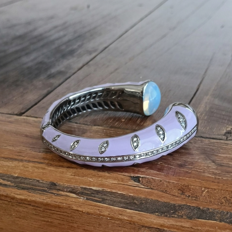 Bracciale cuff Bulan Lilla con smalto lilla e motivi a foglia con zirconi pavé, posato su legno — Balinesia