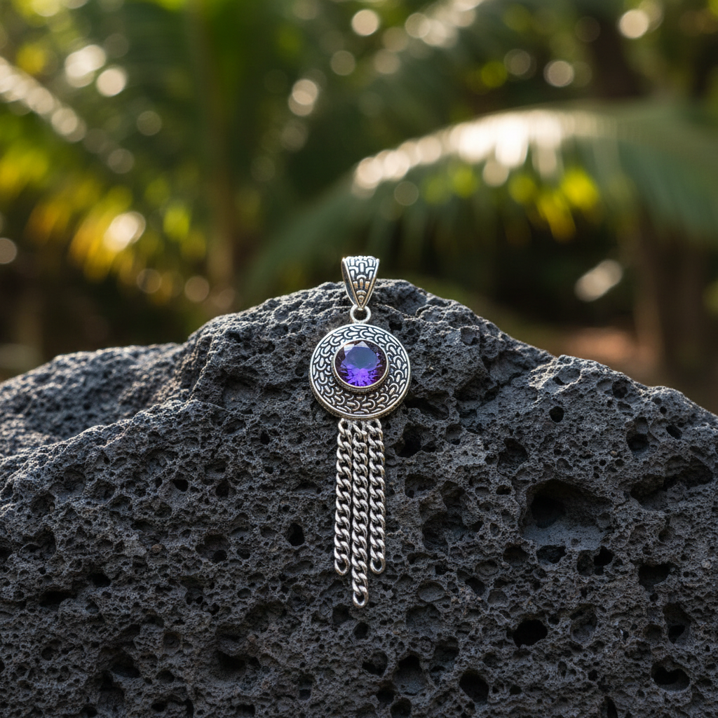 Ciondolo Sisik Naga Ametista Balinesia, vista frontale indossato su collana a maglia piatta con ametista rotonda viola Ø 10 mm e pavè di zirconi bianchi ambientato