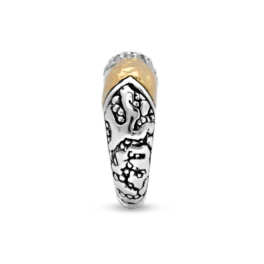 Anello Golden Lava Collezione Crocodile, vista laterale terminale su sfondo bianco, dettaglio incisioni organiche e ossidazione nera sulla fascia