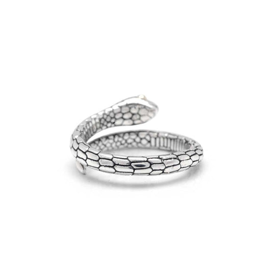 Anello Golden Mamba Collezione Black Mamba Balinesia, vista 3/4 su sfondo bianco, testa serpente scolpita con occhi in oro e corpo avvolgente in argento 925 ossidato