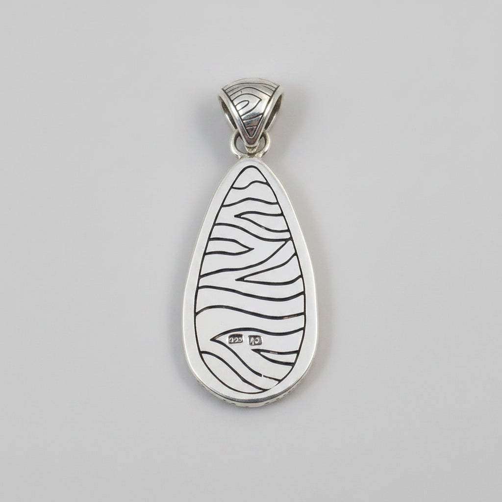 Retro del Ciondolo Hujian Balinesia in argento 925 – visibile punzonatura 925 e motivi a onde incisi a mano – Collezione Essenza di Ubud
