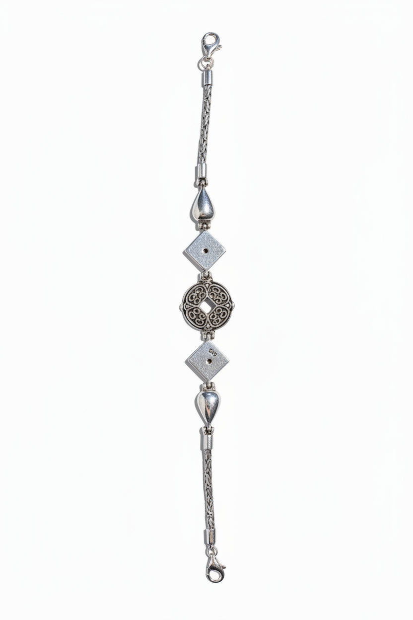 Bracciale Pati Balinesia disteso – vista retro con catena intrecciata, elementi a filigrana e chiusura – Argento 925 ossidato, Collezione Viaggio a Celuk
