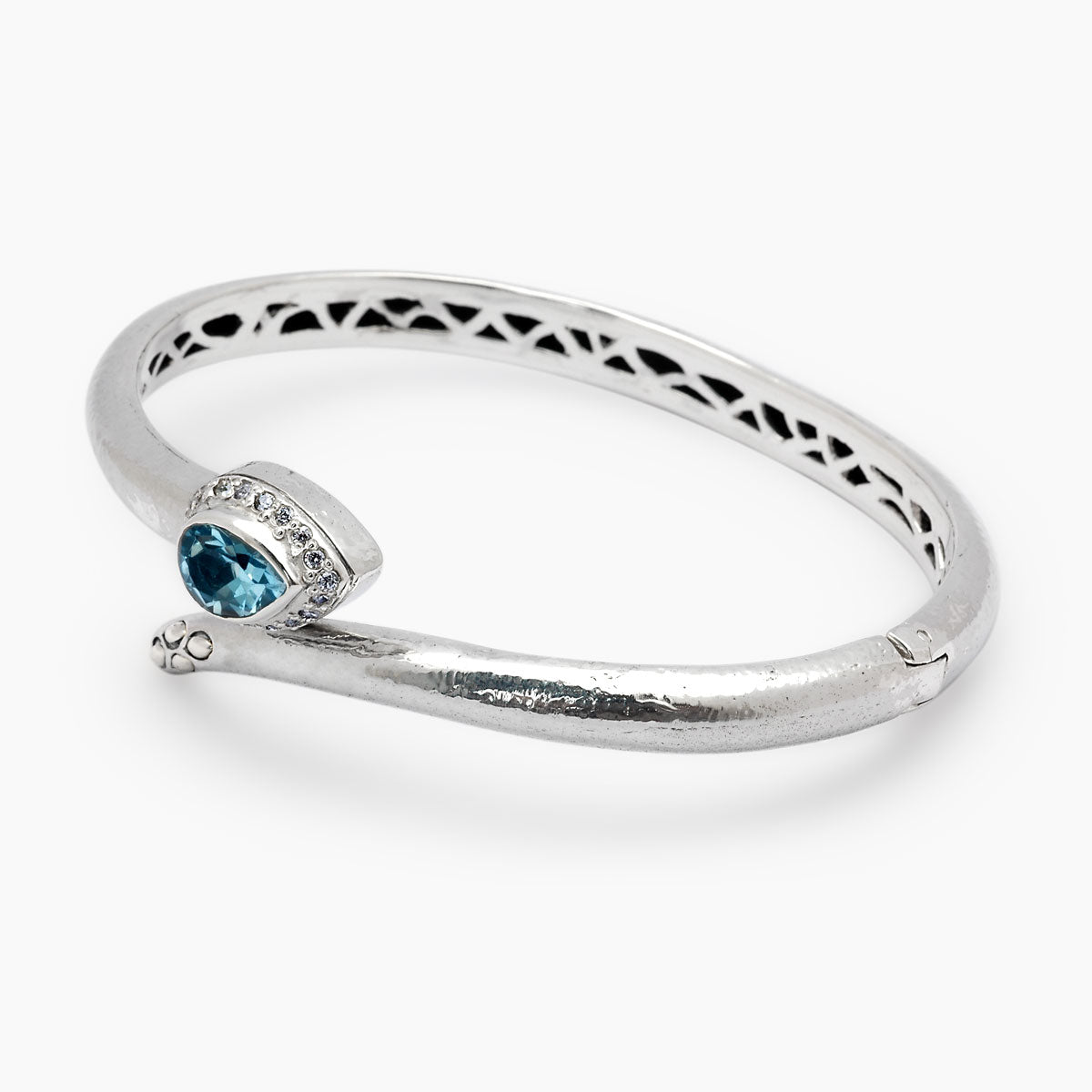 Bangle Black Mamba in argento 925, vista frontale con interno traforato a scaglie, testa serpente con topazio blu e zirconi pavé, coda ossidato – Balinesia