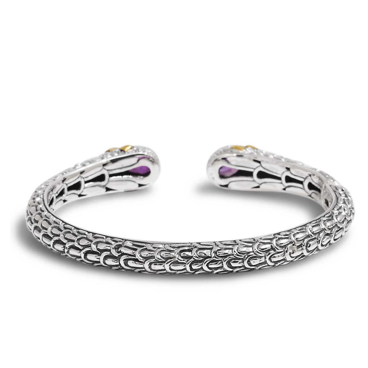 Bangle Naga Ametista aperto in argento 925 ossidato, vista frontale dall'alto con due teste serpente e ametiste ovali viola in primo piano, accenti oro 18K – Balinesia