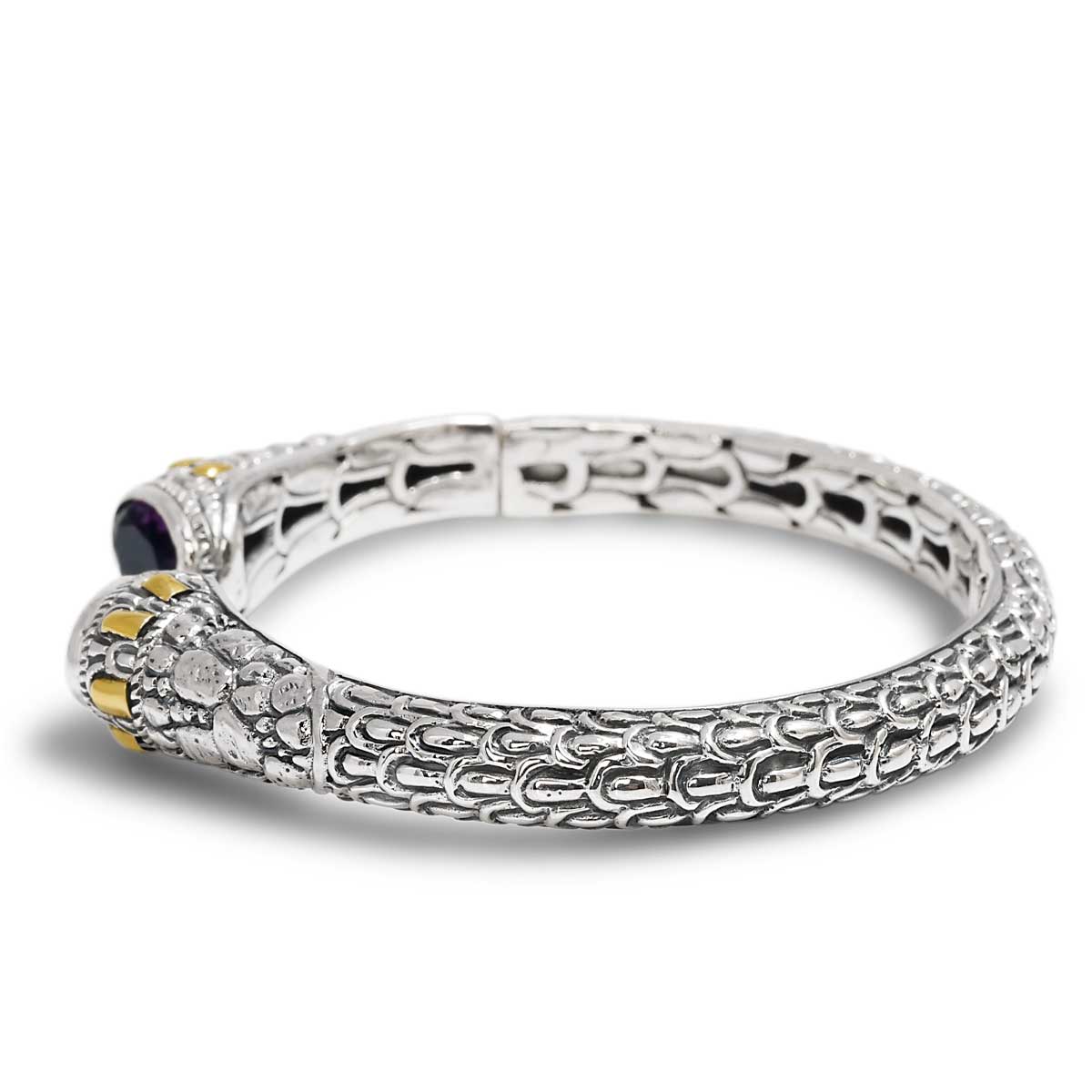Bangle Naga Ametista aperto in argento 925 ossidato, vista frontale dall'alto con due teste serpente e ametiste ovali viola in primo piano, accenti oro 18K – Balinesia