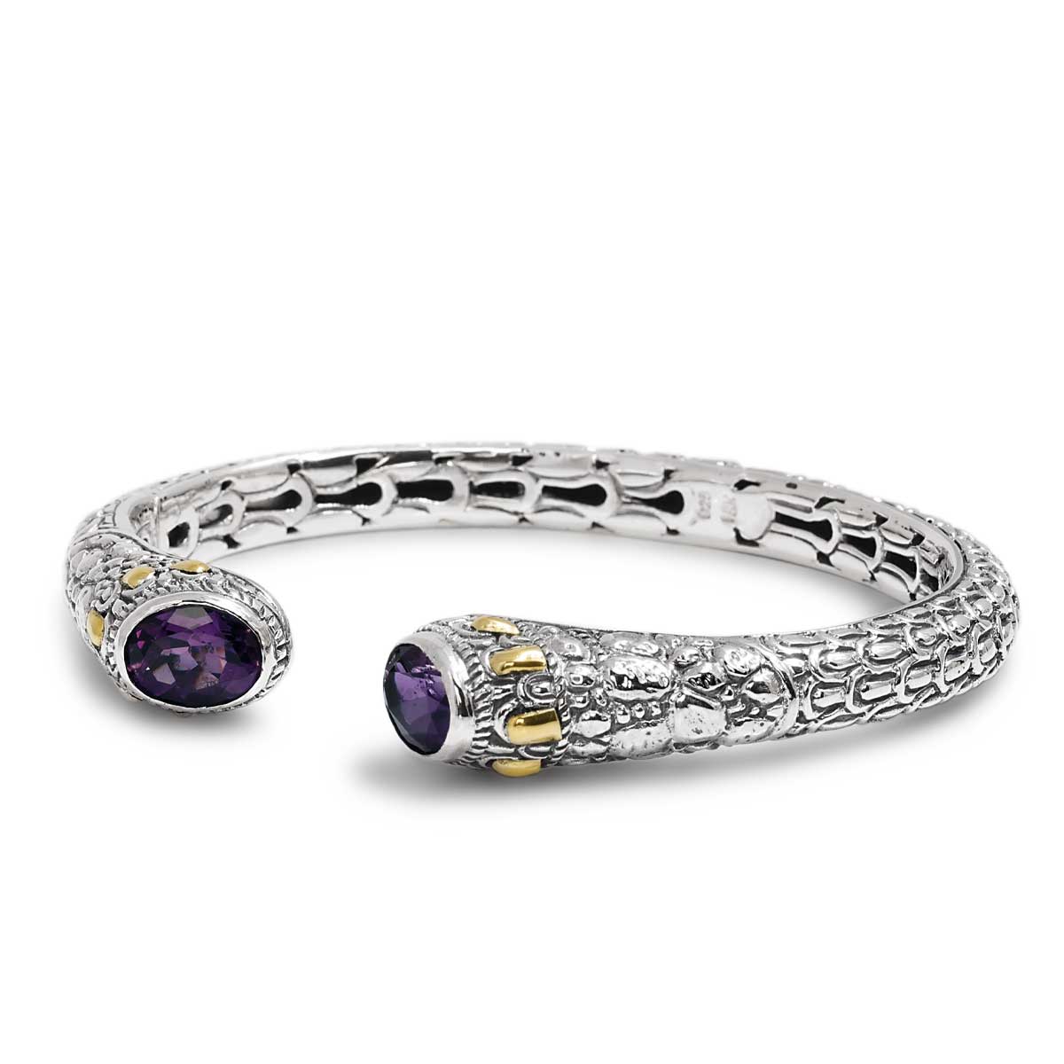 Bangle Naga Ametista in argento 925 ossidato, vista laterale 3/4 con ametista ovale viola, accenti oro 18K e reticolo traforato Sisik Naga – Balinesia