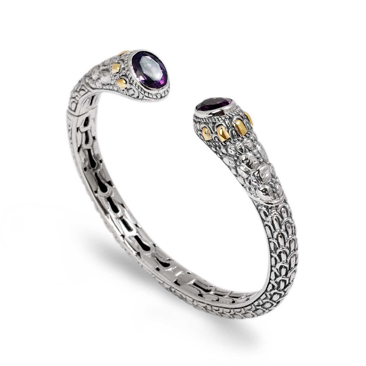 Bangle Naga Ametista in argento 925 ossidato, vista tre quarti su sfondo bianco, terminali con ametiste ovali viola, accenti oro 18K e texture Sisik Naga traforata – Balinesia
