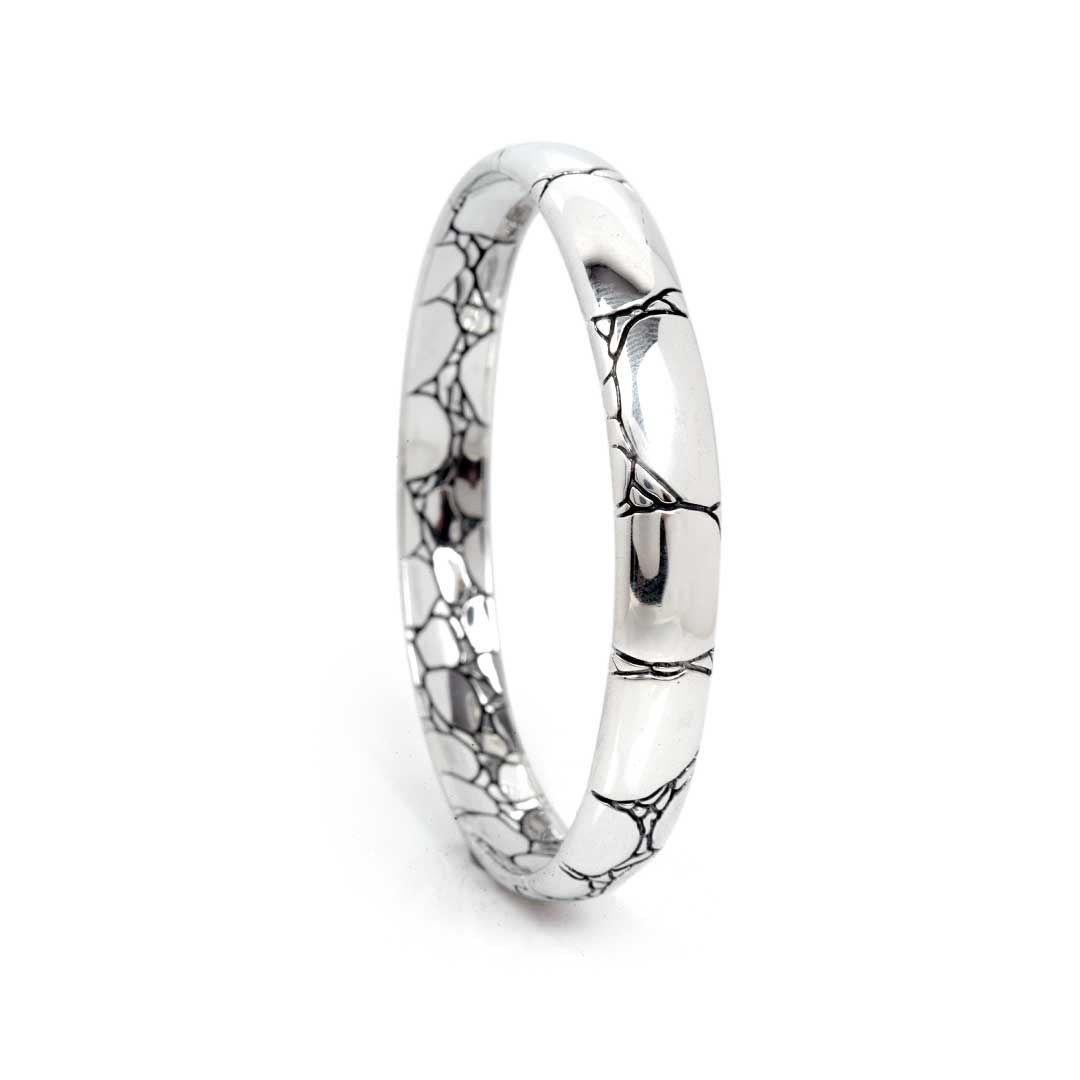 Bracciale Kulit Buaya in argento 925 — vista laterale obliqua su sfondo bianco, texture a scaglie continua su tutto il perimetro del bangle, Balinesia