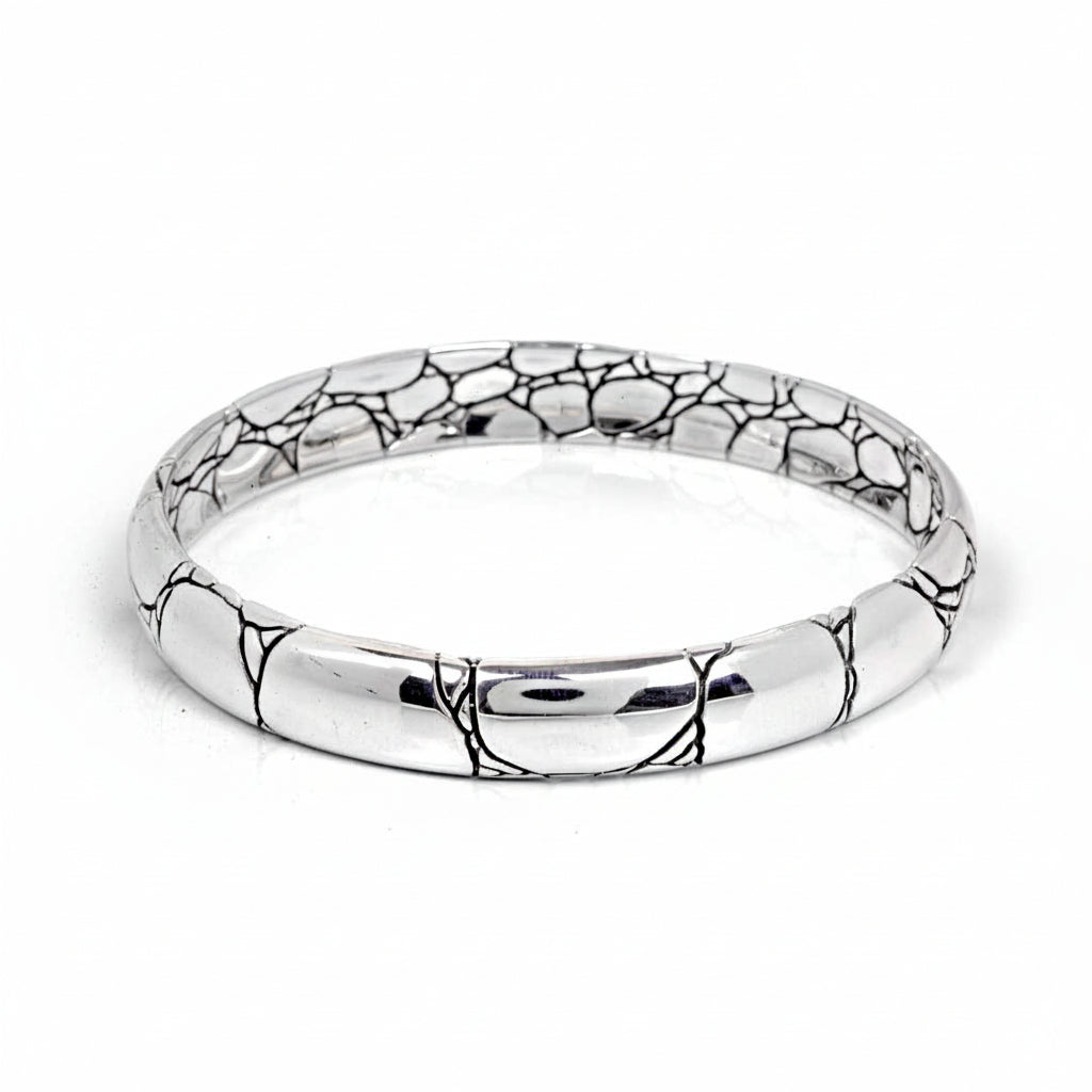 Bracciale Kulit Buaya in argento 925 — vista frontale su sfondo bianco, bangle rigido con texture a scaglie di coccodrillo e ossidazione nera, Collezione Crocodile, Balinesia