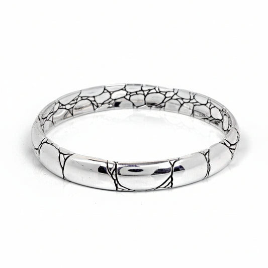 Bracciale Kulit Buaya in argento 925 — vista frontale su sfondo bianco, bangle rigido con texture a scaglie di coccodrillo e ossidazione nera, Collezione Crocodile, Balinesia