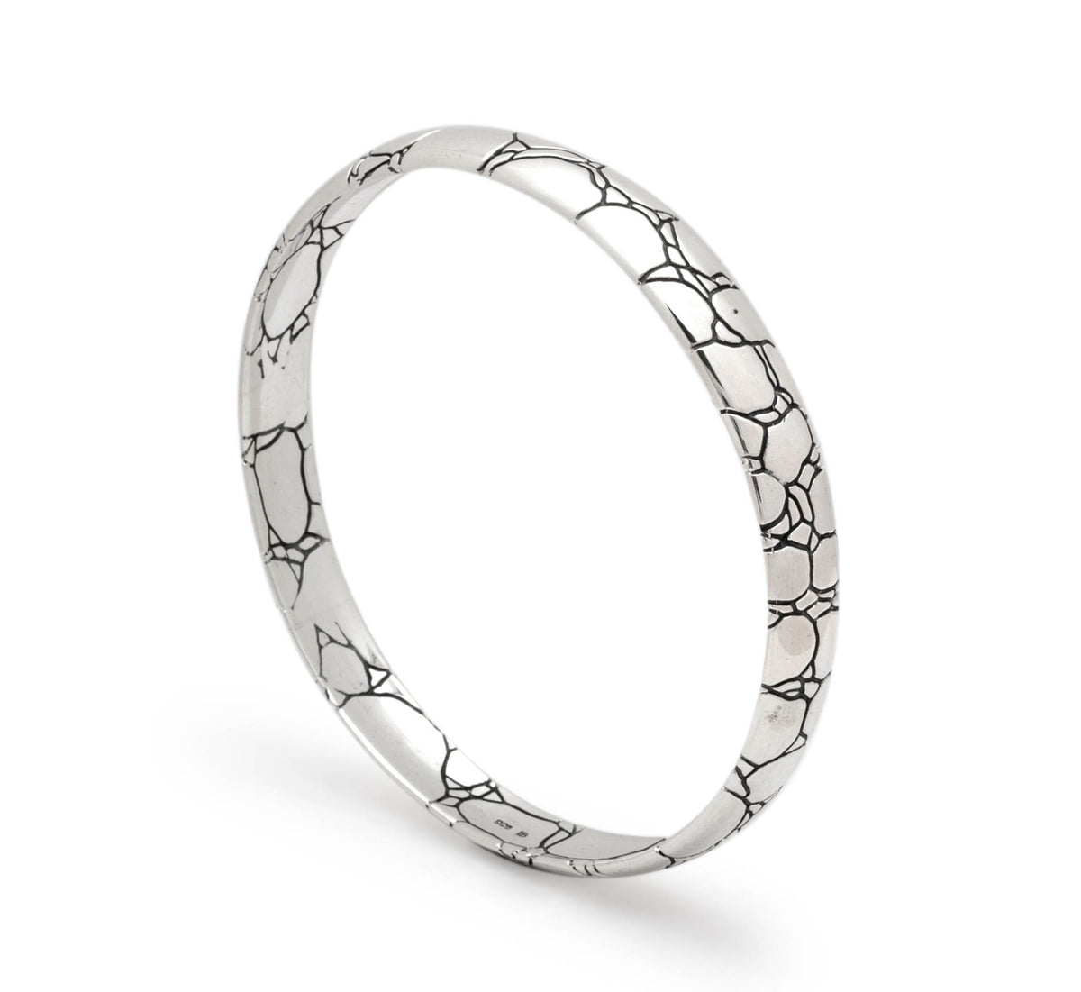 Bracciale Kulit Buaya in argento 925 — vista laterale verticale su sfondo bianco, profilo del bangle rigido con scaglie di coccodrillo incise a mano, Balinesia
