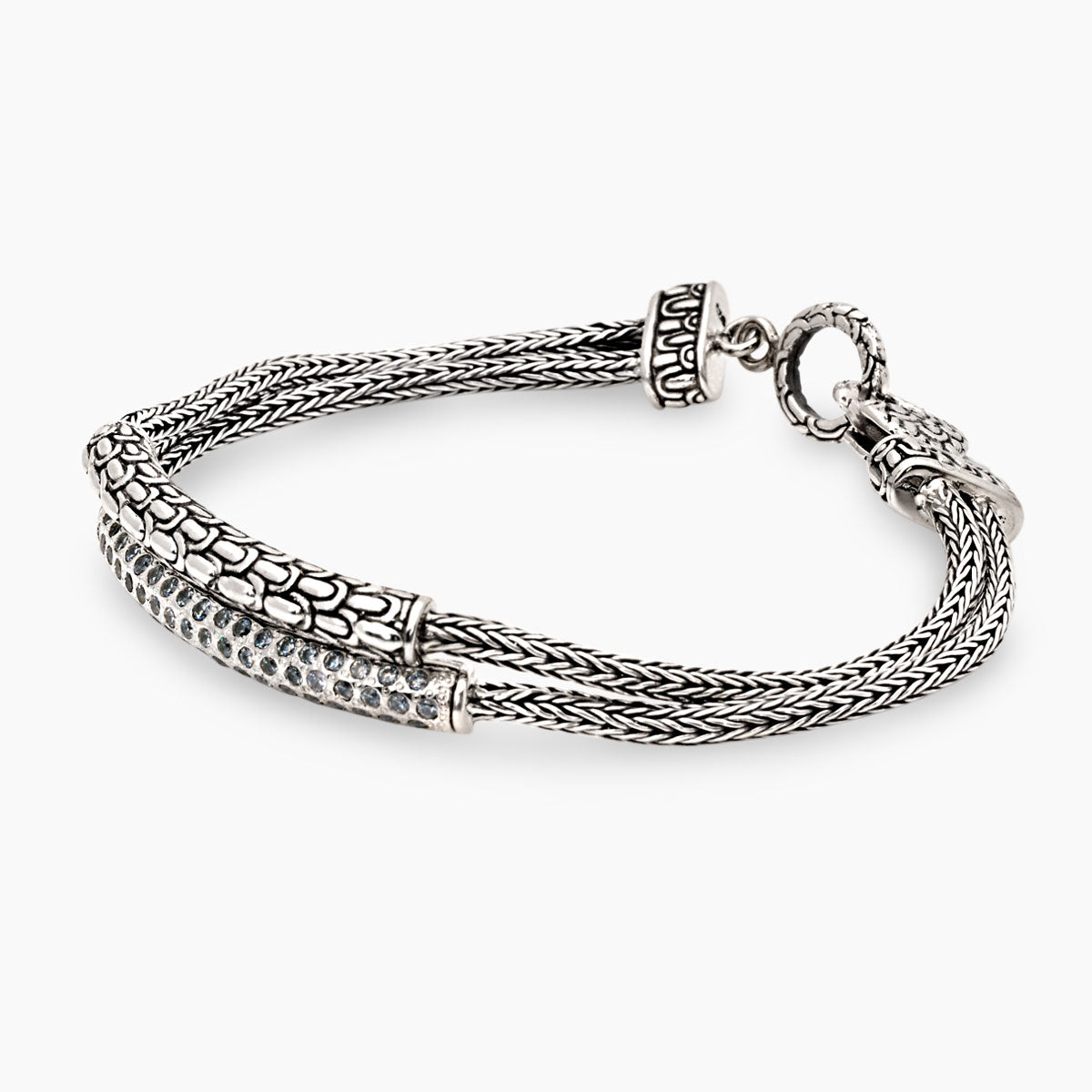 Vista laterale del Bracciale Naga Topaz in argento 925, chiusura a moschettone e doppia barra Crocodile e pavé topazi bianchi – Balinesia