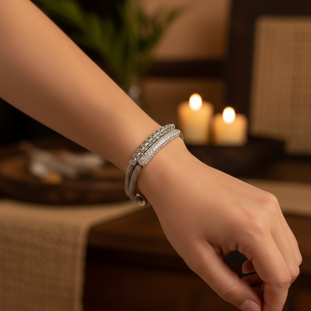 Bracciale Naga Topaz indossato al polso, doppia catena Sisik Naga in argento 925 con pavé di topazi bianchi naturali – Balinesia
