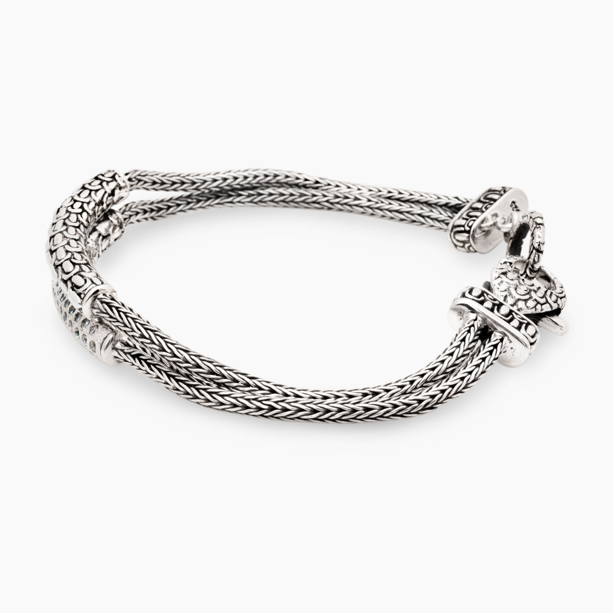 Dettaglio chiusura a moschettone decorato del Bracciale Naga Topaz, argento 925 con motivo scolpito e anello intrecciato – Balinesia