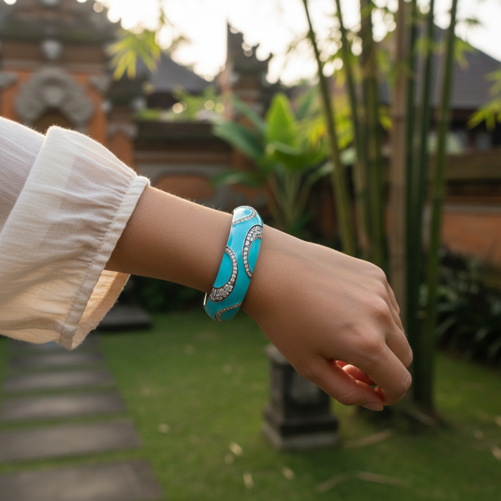 Bracciale Onde Turchese Balinesia indossato al polso davanti a un tempio balinese tradizionale