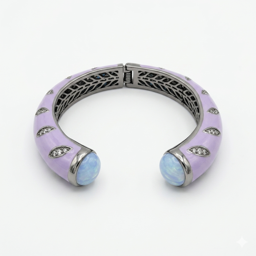 Bracciale cuff Bulan Lilla, dettaglio interno: traforato a foglia, cerniera artigianale e cabochon opalescenti alle estremità — Balinesia