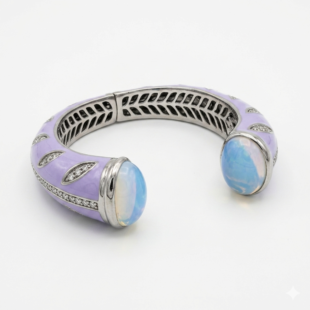Bracciale cuff Bulan Lilla in argento rodiato con smalto lilla e cabochon di pietra opalescente — vista laterale, Collezione Notte Tropicale, Balinesia