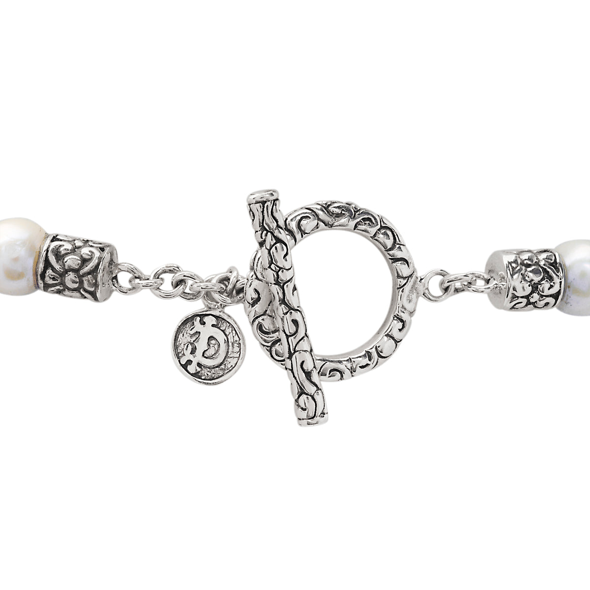 Dettaglio macro chiusura toggle in argento 925 con filigrana balinese a volute e terminali cilindrici – Collana Mutiara Collezione Oceano e Sabbia Balinesia