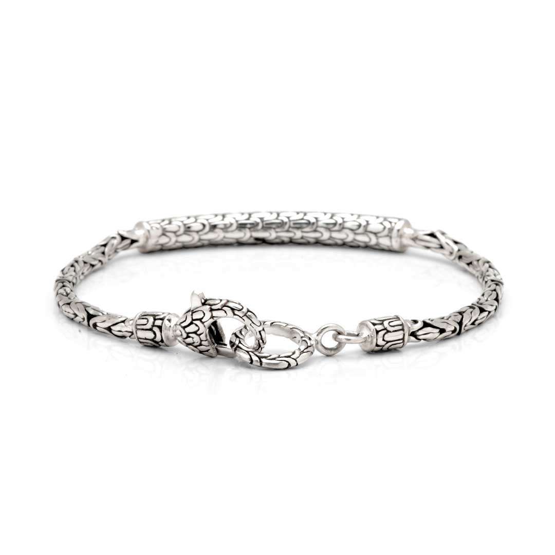 Dettaglio chiusura a moschettone decorato del Bracciale Golden Naga Borobudur in argento 925 dall'interno, catena Borobudur ossidato – Balinesia