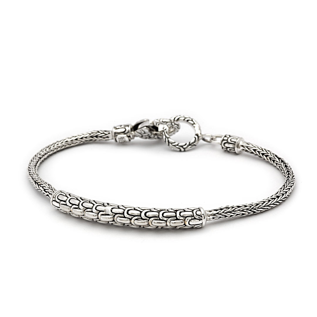Dettaglio macro barra Sisik Naga del Bracciale Naga Tulang — motivo a scaglie in rilievo cesellato a mano in argento ossidato, Balinesia