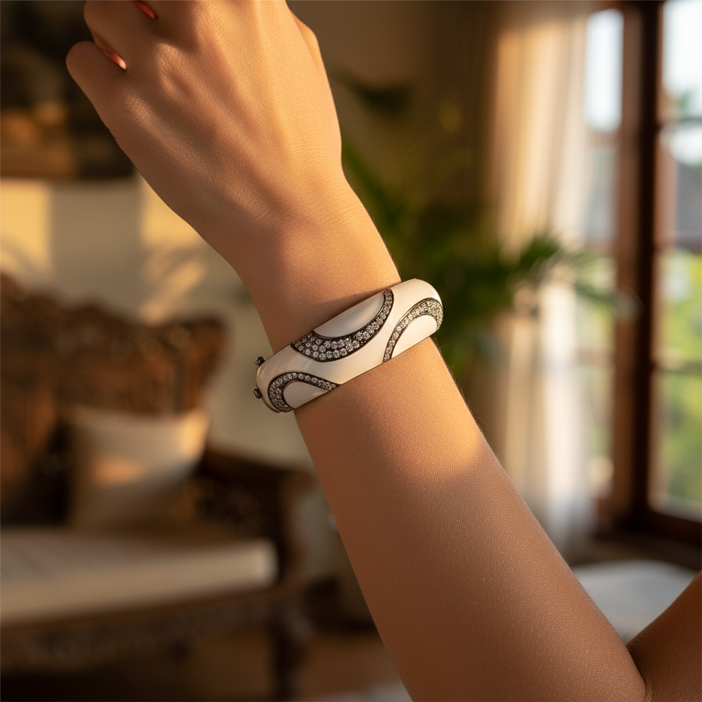 Bracciale bangle Ombak Bianco indossato al polso in ambiente caldo, onde di zirconi pavé in primo piano — Collezione Notte Tropicale, Balinesia