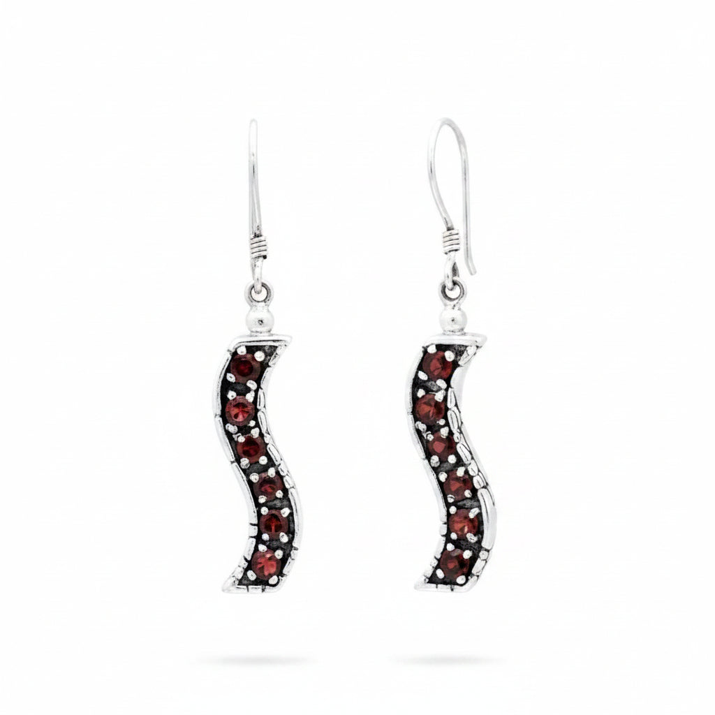 Orecchini Buaya Merah in argento 925 ossidato, coppia su sfondo bianco, forma a S con texture Crocodile incisa a mano e 6 granati naturali rossi per orecchino – Balinesia