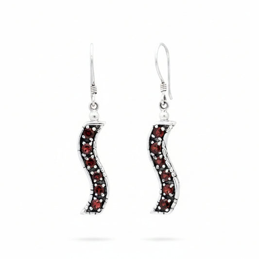 Orecchini Buaya Merah in argento 925 ossidato, coppia su sfondo bianco, forma a S con texture Crocodile incisa a mano e 6 granati naturali rossi per orecchino – Balinesia