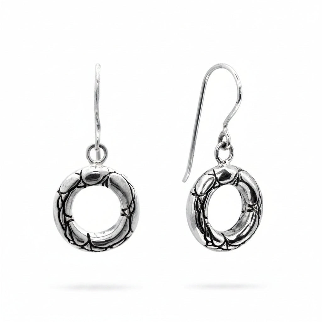 Orecchini Buaya in argento 925 ossidato con charm circolare a scaglie crocodile, Collezione Crocodile Balinesia – coppia vista frontale su sfondo bianco