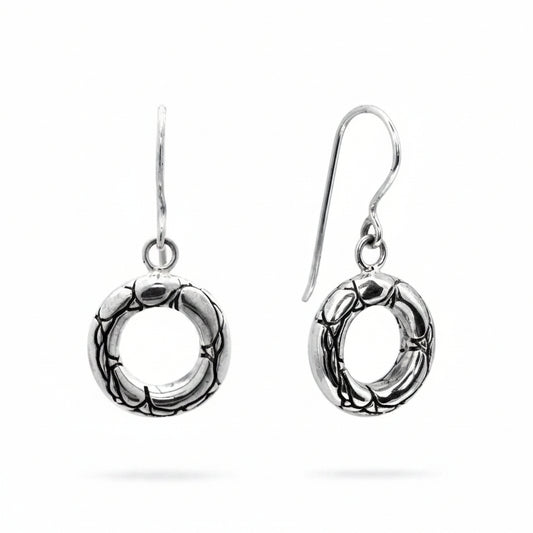 Orecchini Buaya in argento 925 ossidato con charm circolare a scaglie crocodile, Collezione Crocodile Balinesia – coppia vista frontale su sfondo bianco