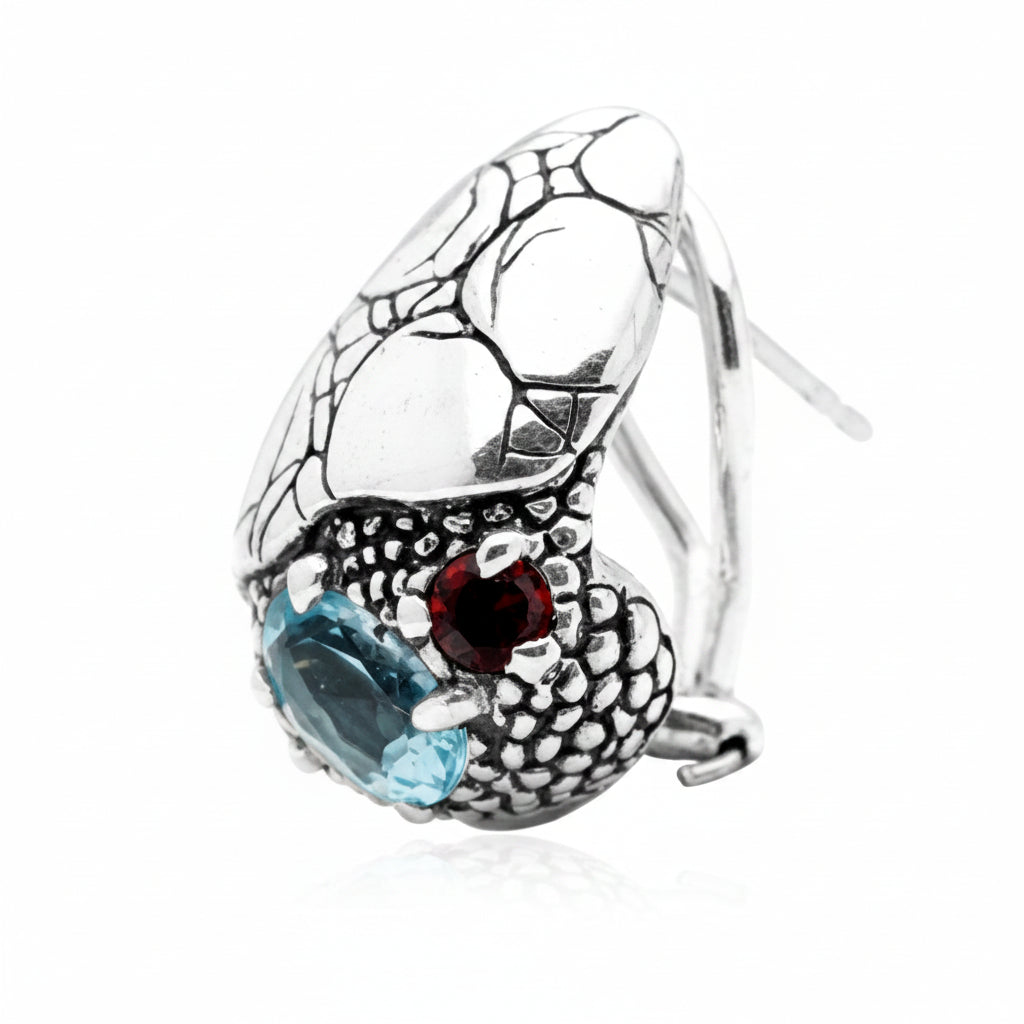 Orecchini Goccia Sinar Clip in argento 925 ossidato, vista laterale destra con clip a fermo di sicurezza visibile, topazio azzurro ovale e granato rosso in granulazione balinese – Balinesia