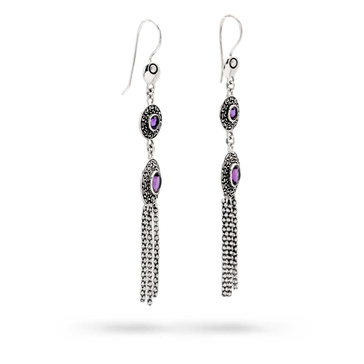Orecchini Naga Ametista Balinesia, vista 3/4 su sfondo bianco, dettaglio dischetti sovrapposti con spirale filigranata e ametista naturale tonda in argento 925 ossidato