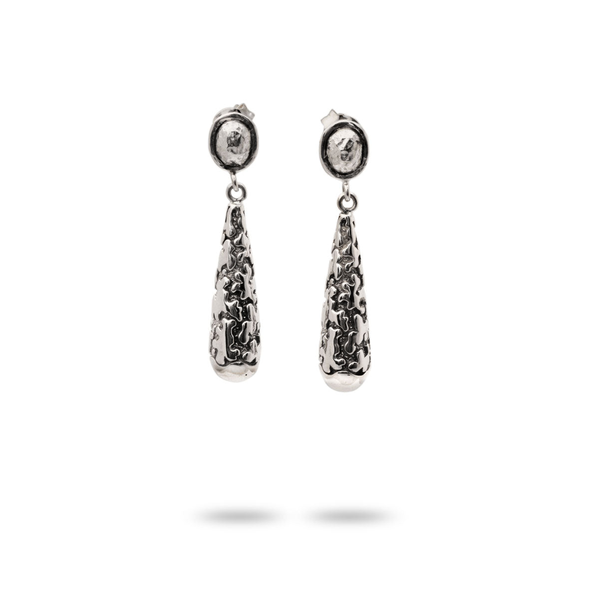 Orecchini Tetes Perak in argento 925 ossidato, coppia su sfondo bianco, forma a goccia allungata con texture organica martellata a mano e bottone ovale – Collezione Gunung Agung Balinesia
