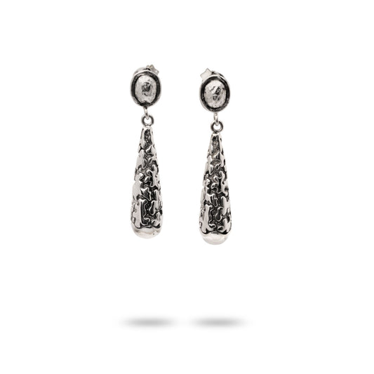 Orecchini Tetes Perak in argento 925 ossidato, coppia su sfondo bianco, forma a goccia allungata con texture organica martellata a mano e bottone ovale – Collezione Gunung Agung Balinesia