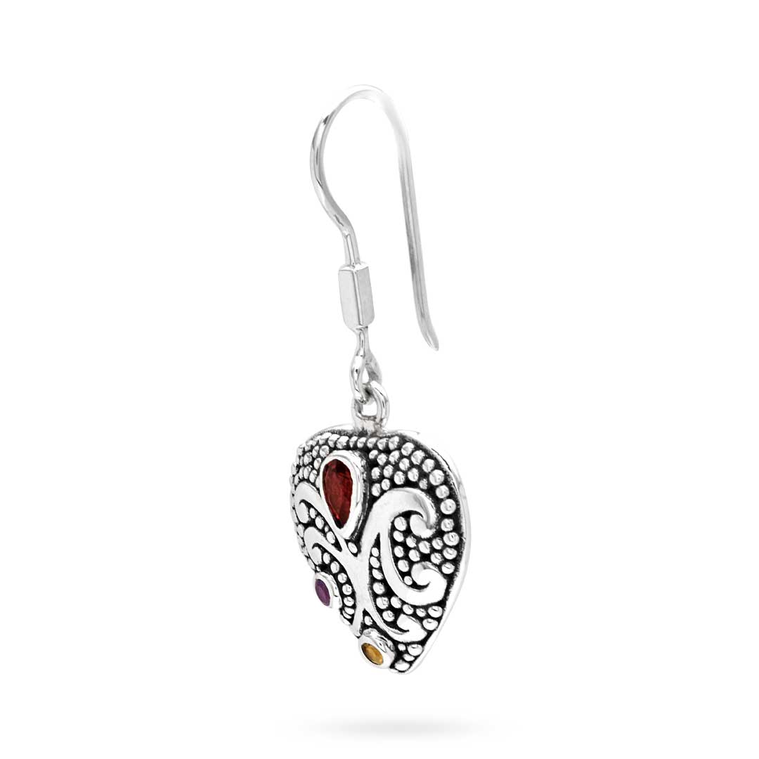 Orecchino Cinta Tiga Warna Balinesia su sfondo bianco – vista laterale del cuore bombato in argento 925 con granulazione e gancio uncino in argento – Collezione Viaggio a Celuk