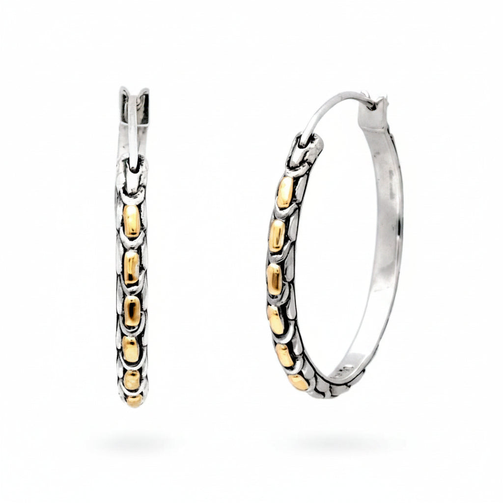 Orecchino Golden Naga in argento 925 ossidato, vista frontale su sfondo bianco, cerchio hoop con texture a squame Naga e elementi ovali in oro – Collezione Sisik Naga Balinesia