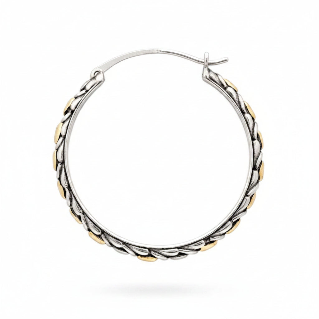 Orecchino Golden Naga in argento 925 ossidato, vista laterale su sfondo bianco, profilo del cerchio hoop con elementi ovali in oro in rilievo e retro liscio – Balinesia