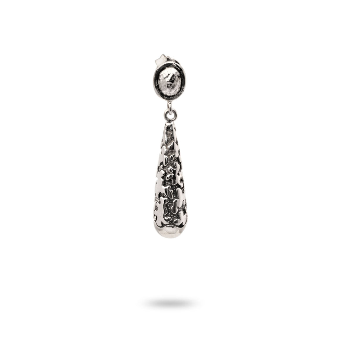 Orecchino Tetes Perak in argento 925 ossidato, vista frontale su sfondo bianco, dettaglio texture organica martellata e bottone ovale con bordo ossidato – Balinesia