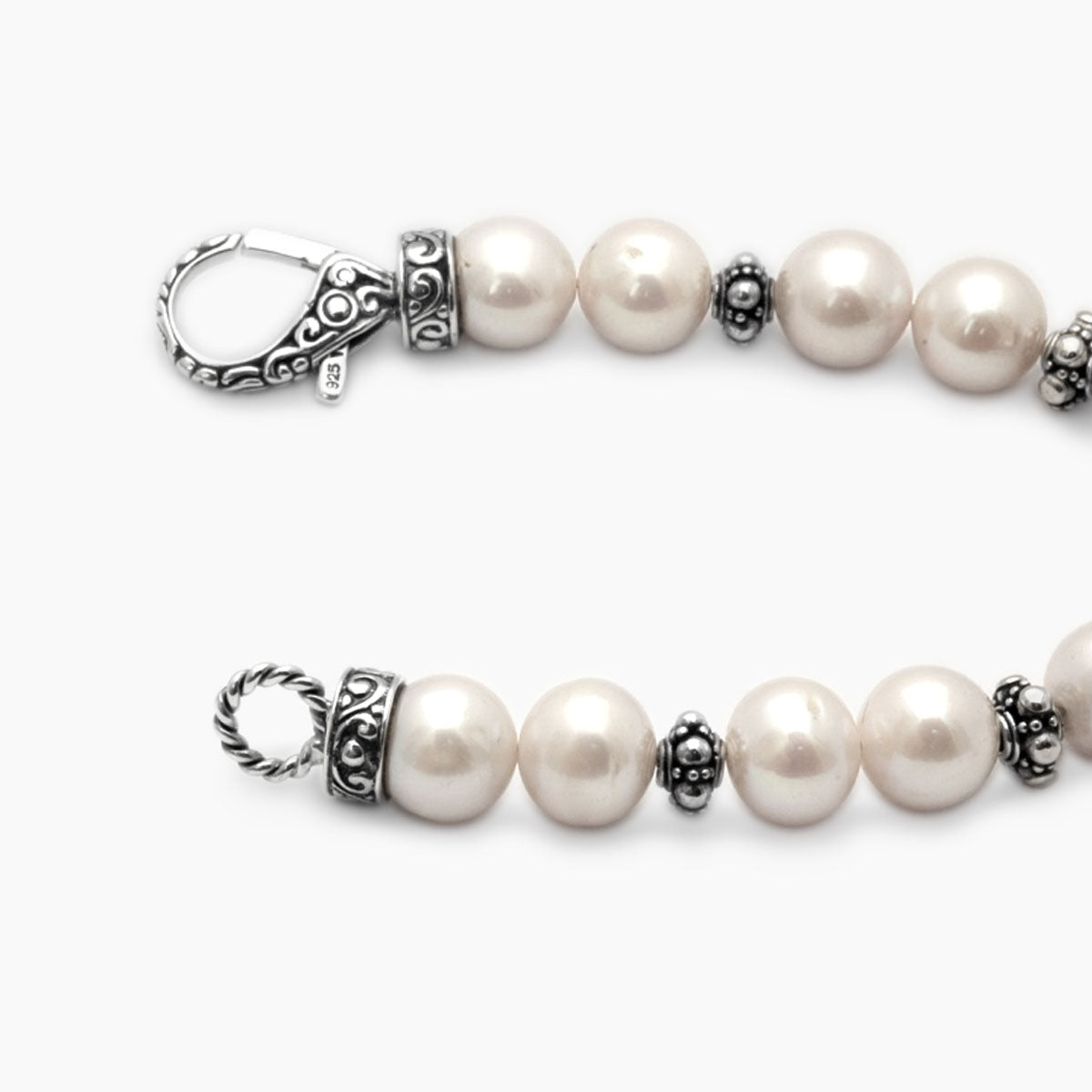 Bracciale Mutiara Balinesia, dettaglio chiusura lobster decorata in argento 925 ossidato con marchio 925 visibile e separatori a filigrana granulata balinese, perle di acqua dolce bianco naturale