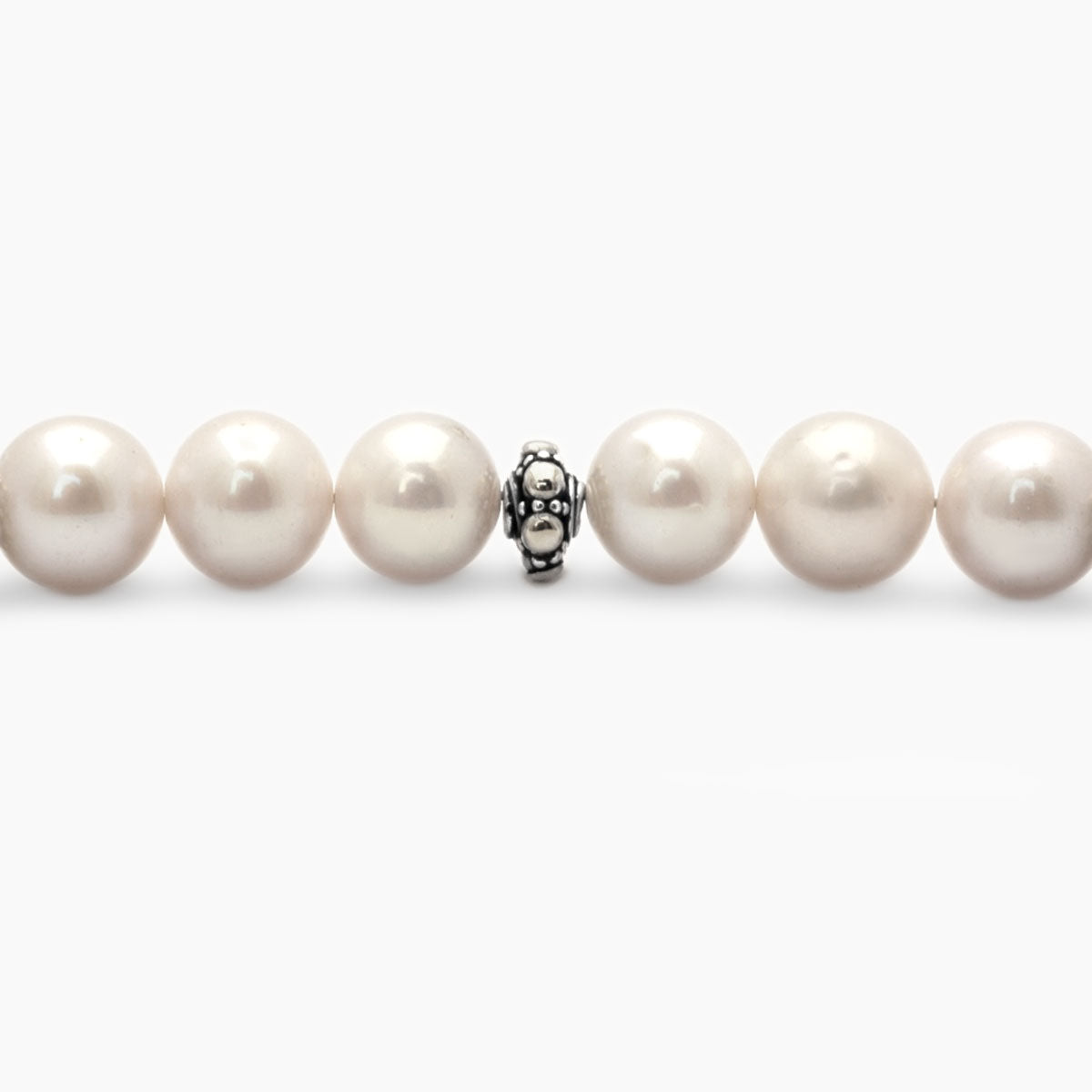 Bracciale Mutiara Balinesia, macro separatore in argento 925 ossidato a filigrana granulata balinese tra perle di acqua dolce tonde bianco naturale, dettaglio lavorazione artigianale Bali