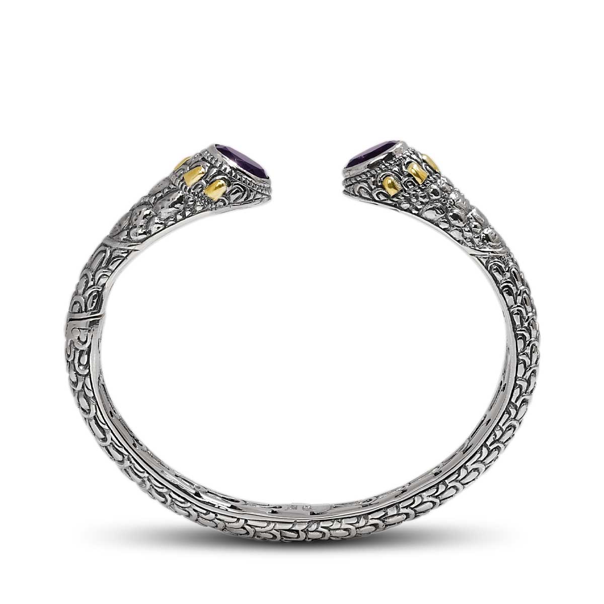 Bangle Naga Ametista in argento 925 ossidato, vista frontale con entrambi i terminali a testa di serpente, ametiste ovali viola e accenti oro 18K su sfondo bianco – Balinesia