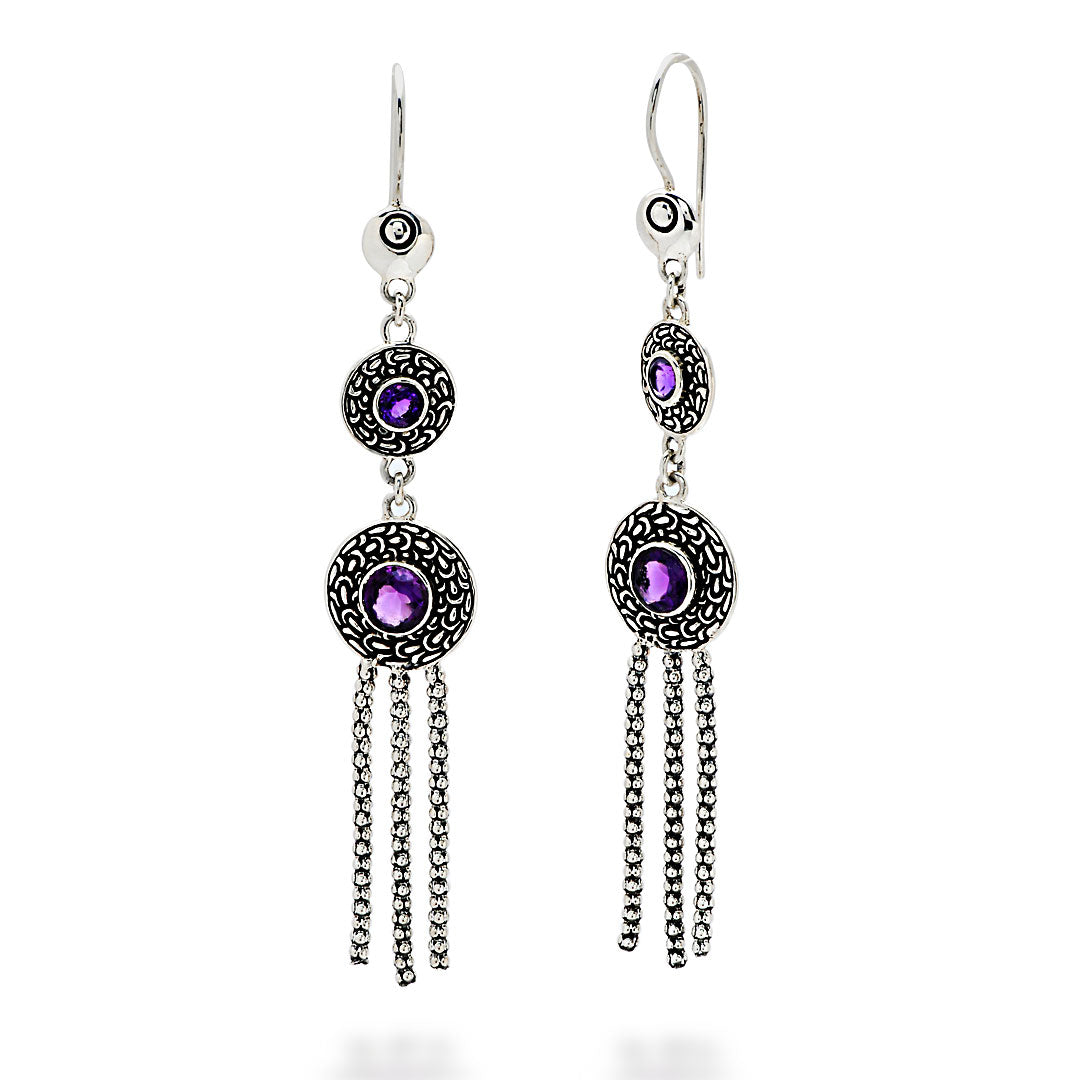 Orecchini Naga Ametista in argento 925 ossidato, immagine principale su sfondo bianco, dischetto piccolo con ametista Ø4 mm e dischetto grande con ametista Ø6 mm, quattro frange a catena e monachella – Balinesia