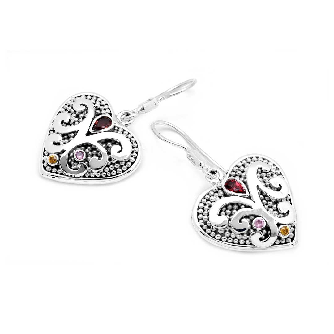 Orecchini cuore argento 925 con granato e quarzo rosa – vista angolata coppia – BalinesiaOrecchini cuore argento 925 con granato, quarzo rosa e citrino – vista angolata coppia – Cinta Tiga Warna Balinesia