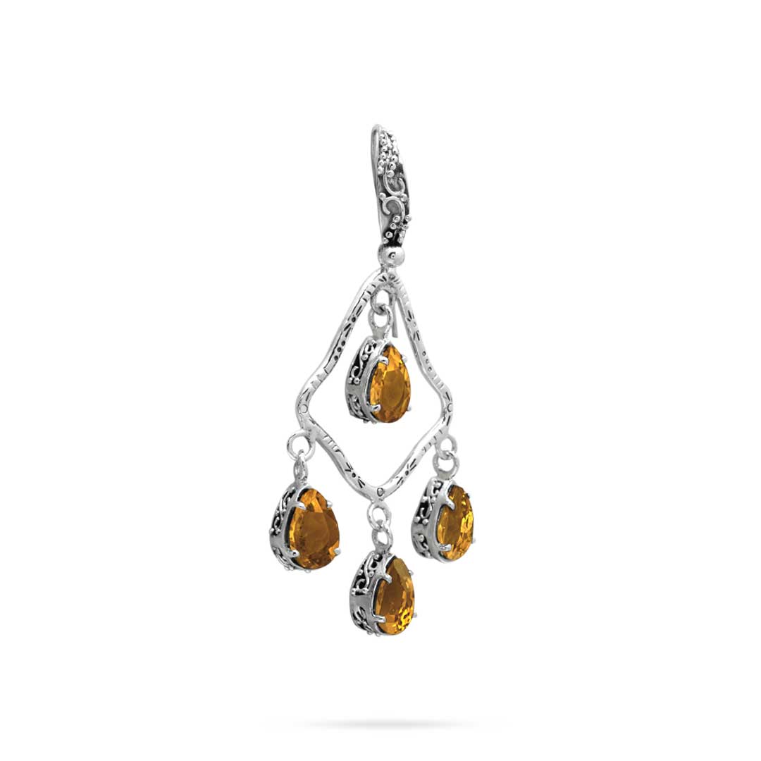 Orecchini Chandelier Citrino Balinesia, orecchino singolo su sfondo bianco vista laterale, dettaglio montature a griffe brunite e citrini naturali pear shape giallo-ambra, struttura chandelier in argento 925 brunito con incisioni, gancio decorato