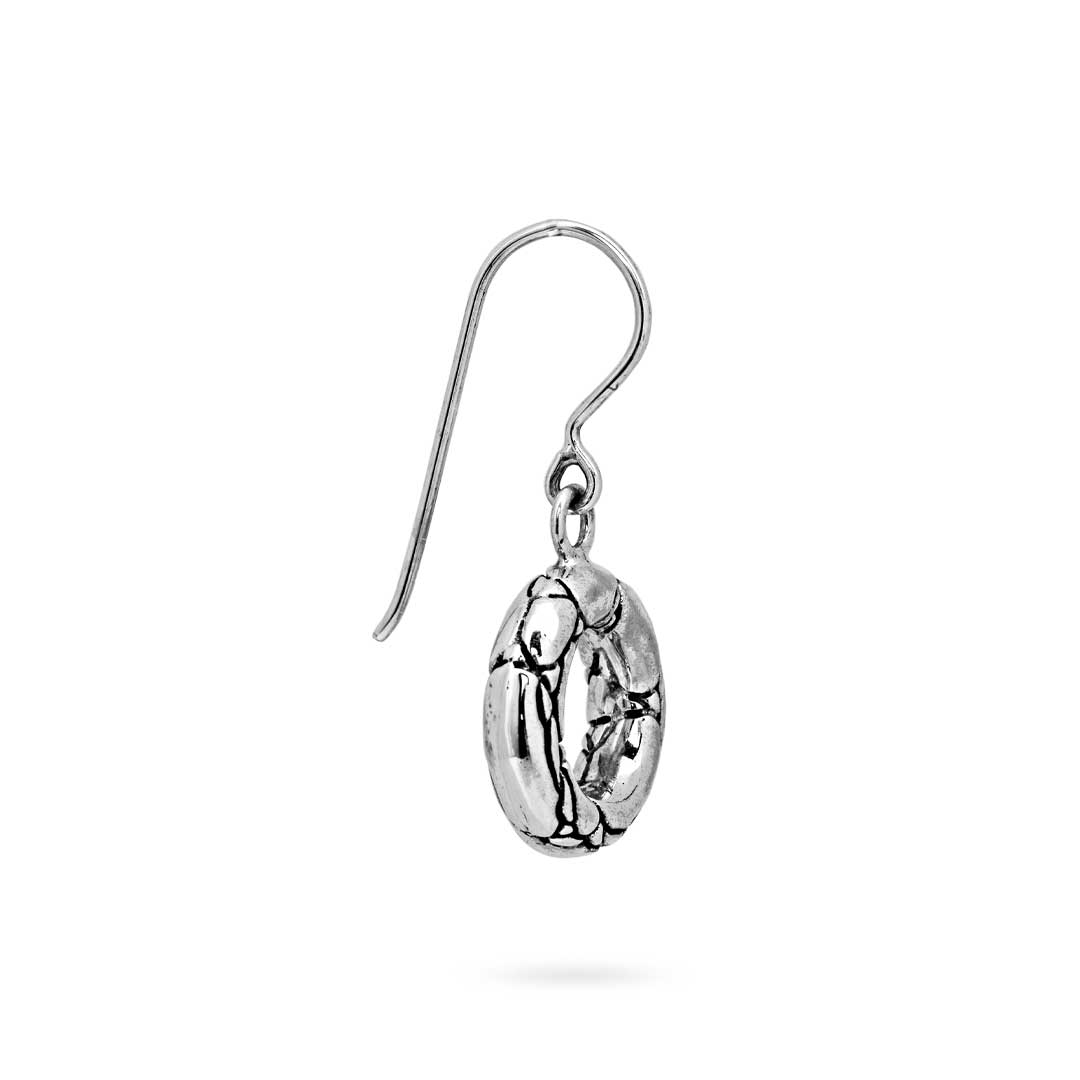 Orecchini Buaya Balinesia in argento 925, vista laterale destra – profilo del charm circolare a scaglie crocodile