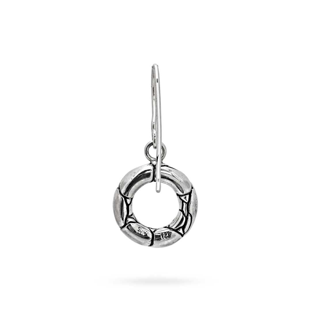 Orecchini Buaya Balinesia in argento 925, vista retro ravvicinata – charm circolare aperto con texture crocodile ossidata