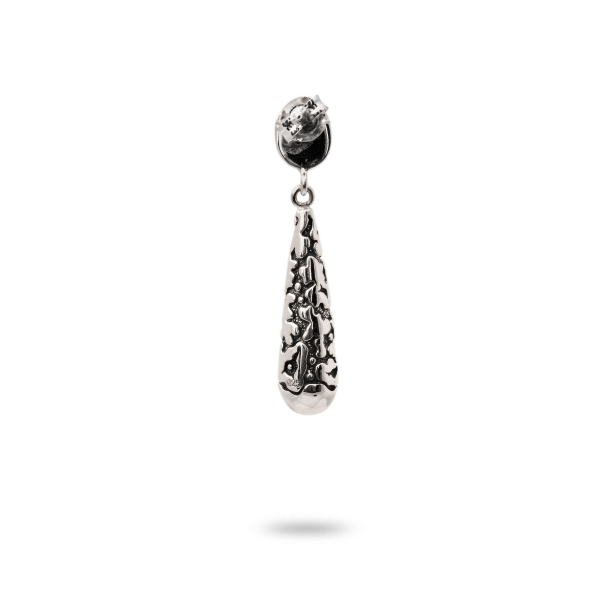 Orecchino Tetes Perak in argento 925 ossidato, vista posteriore su sfondo bianco, retro della goccia con superficie levigata e farfallina del perno – Balinesia