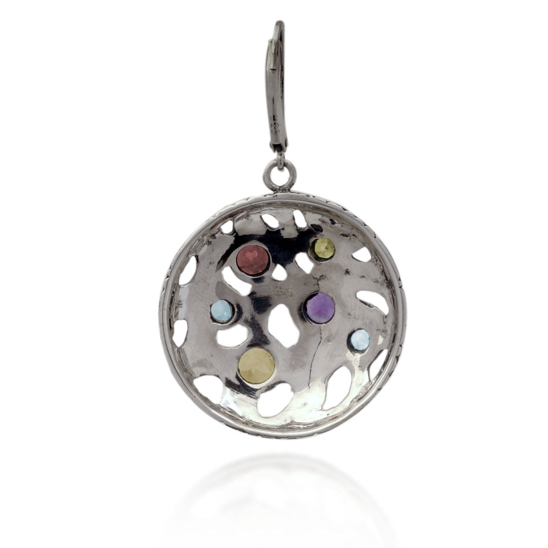 Orecchini Naga Multigemme Balinesia su sfondo bianco, vista interna del retro – struttura a cupola traforata in argento 925 ossidato con sei pietre naturali multicolore visibili dal retro dei castoni