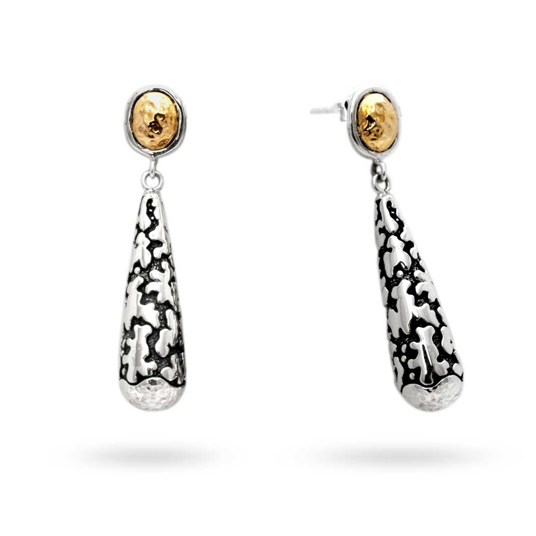 orecchini Goccia Lava d'Argento e Oro Collezione Gunung Agung Balinesia, vista laterale singolo orecchino su sfondo bianco