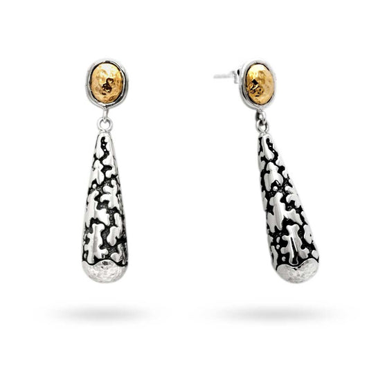 orecchini Goccia Lava d'Argento e Oro Collezione Gunung Agung Balinesia, vista laterale singolo orecchino su sfondo bianco