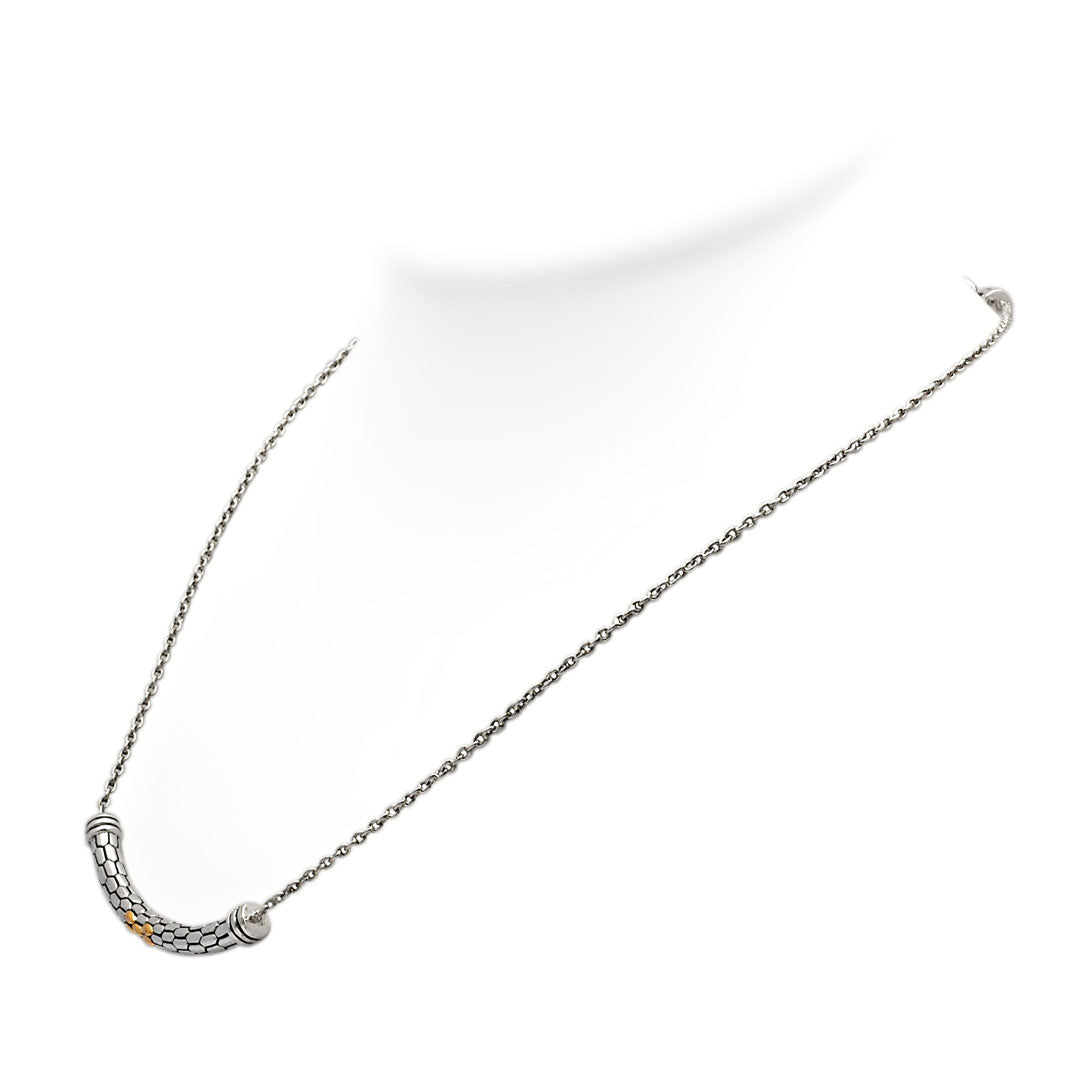 Collana Sisik Balinesia, vista 3/4 con barra centrale curva a texture scaglie e accenti oro 18K su catena rolo argento 925